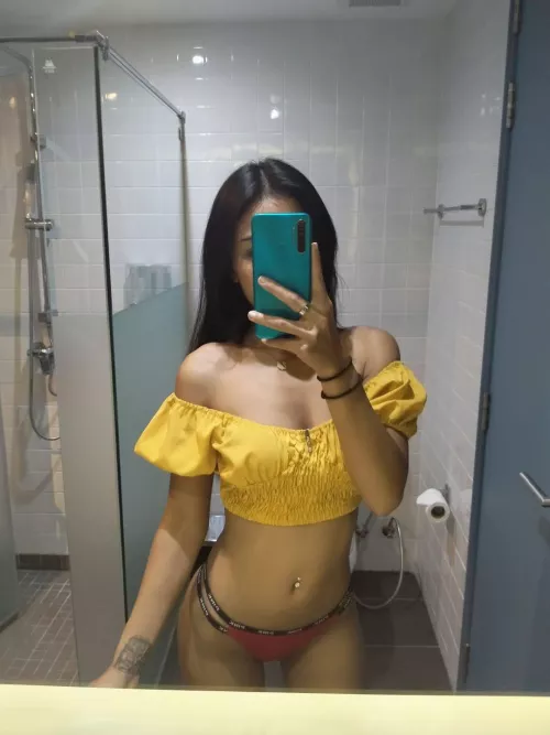 Do you like my new yellow crop top? Coz I really love it