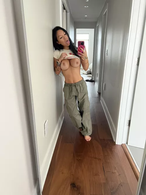 Hot flash of her bewbies