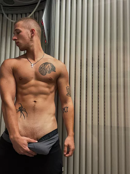 Meet me in the tanning bed? (20) Link in bio ;)