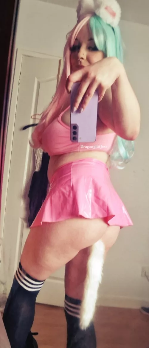 Wanna play with kitty? 😋