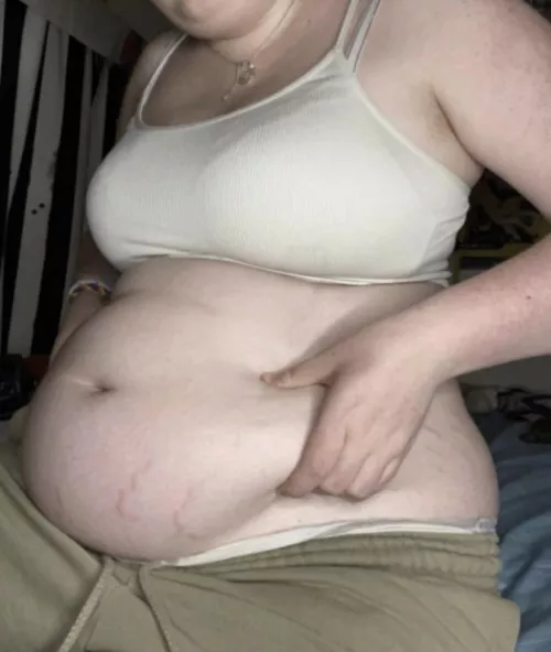 you can see my stretch marks a bit better here…god my belly is so heavy and jiggly😩 dms open