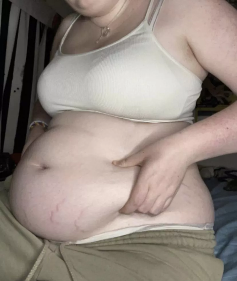 you can see my stretch marks a bit better here…god my belly is so heavy and jiggly😩 dms open