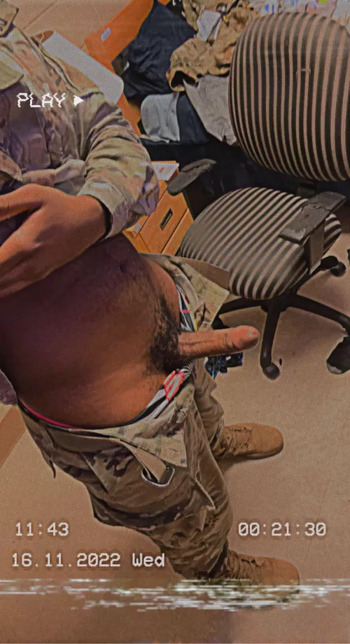 Anybody wanna be my battle buddy on deployment?🙇🏽