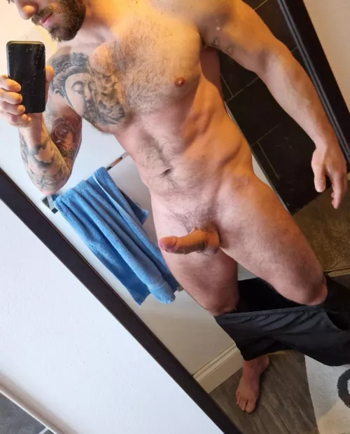 Burned my white bits in this autumn heatwave 👀 wanna come rub aloe on me 💦