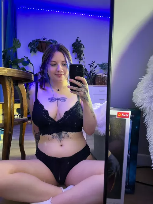 Cause cute girls have dirty mirrors [f]