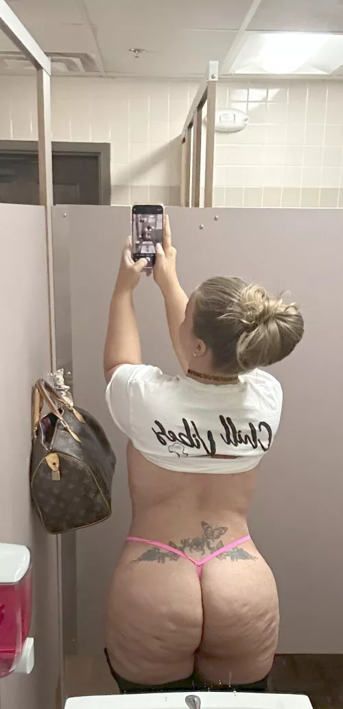 Curvy mom bod with a phat ass (f)