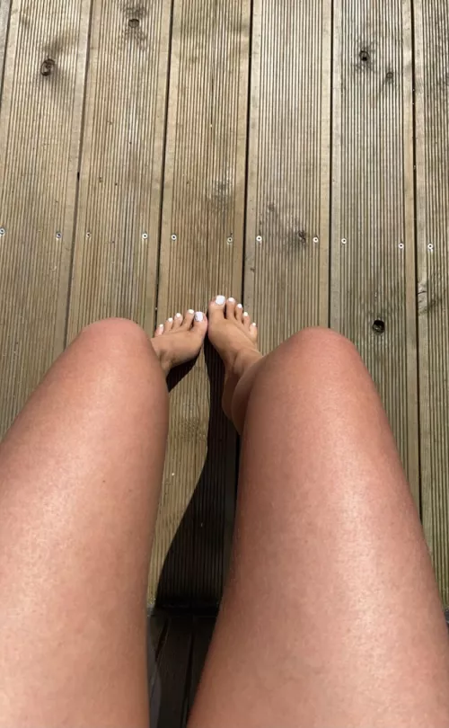 Lick my pretty feet out in public !