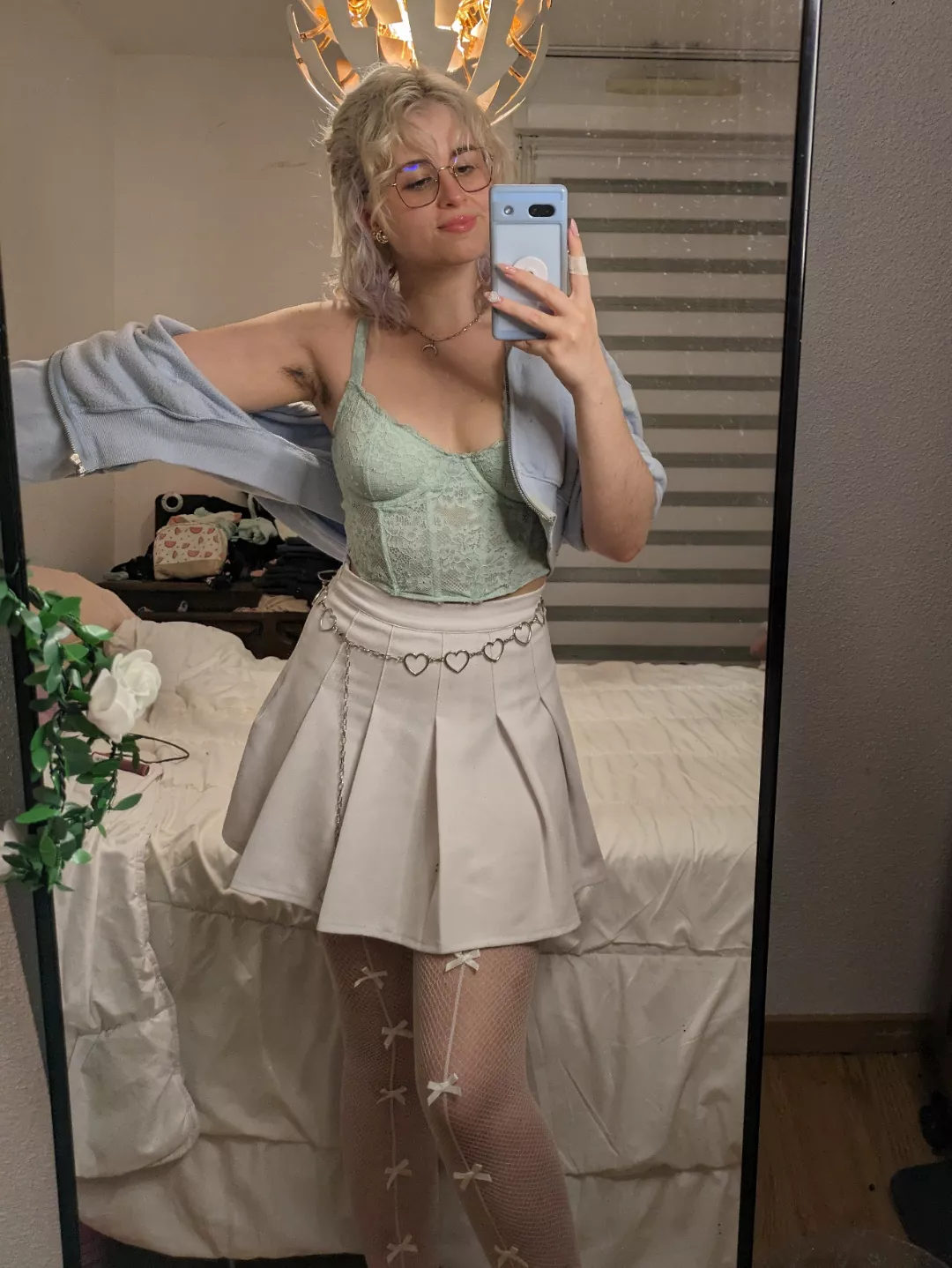 Took this pic without noticing my hairy armpits but now that i do i find them kinda cute 🫣😳