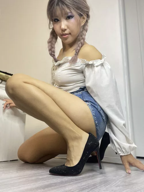 Am I cute with those heels?