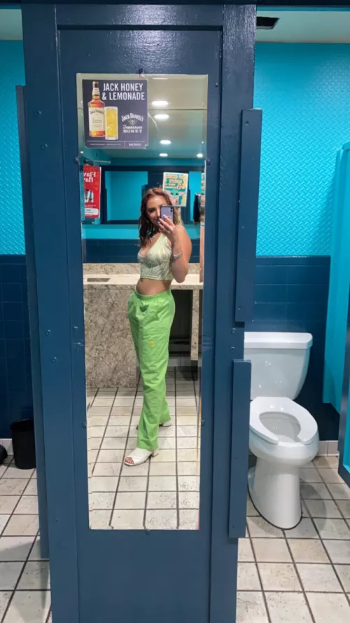 crop top looks better off ;)