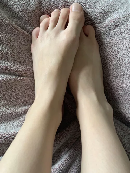 Legs crossed, but hearts aligned, wanna connect?