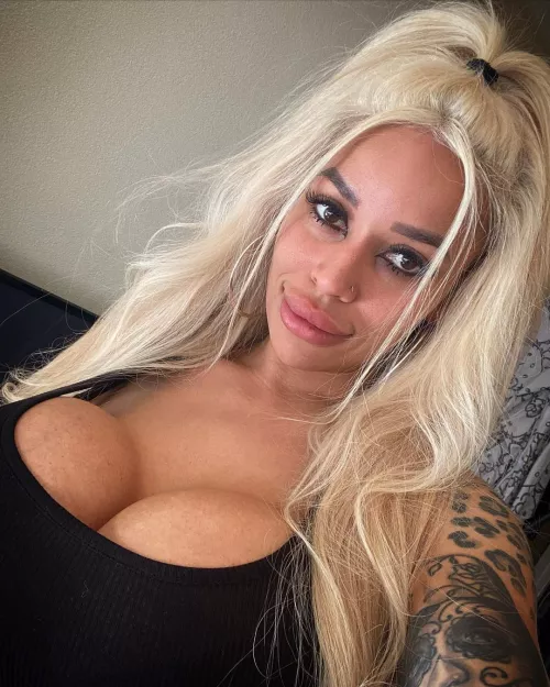 Perfect hair to face fuck these lips