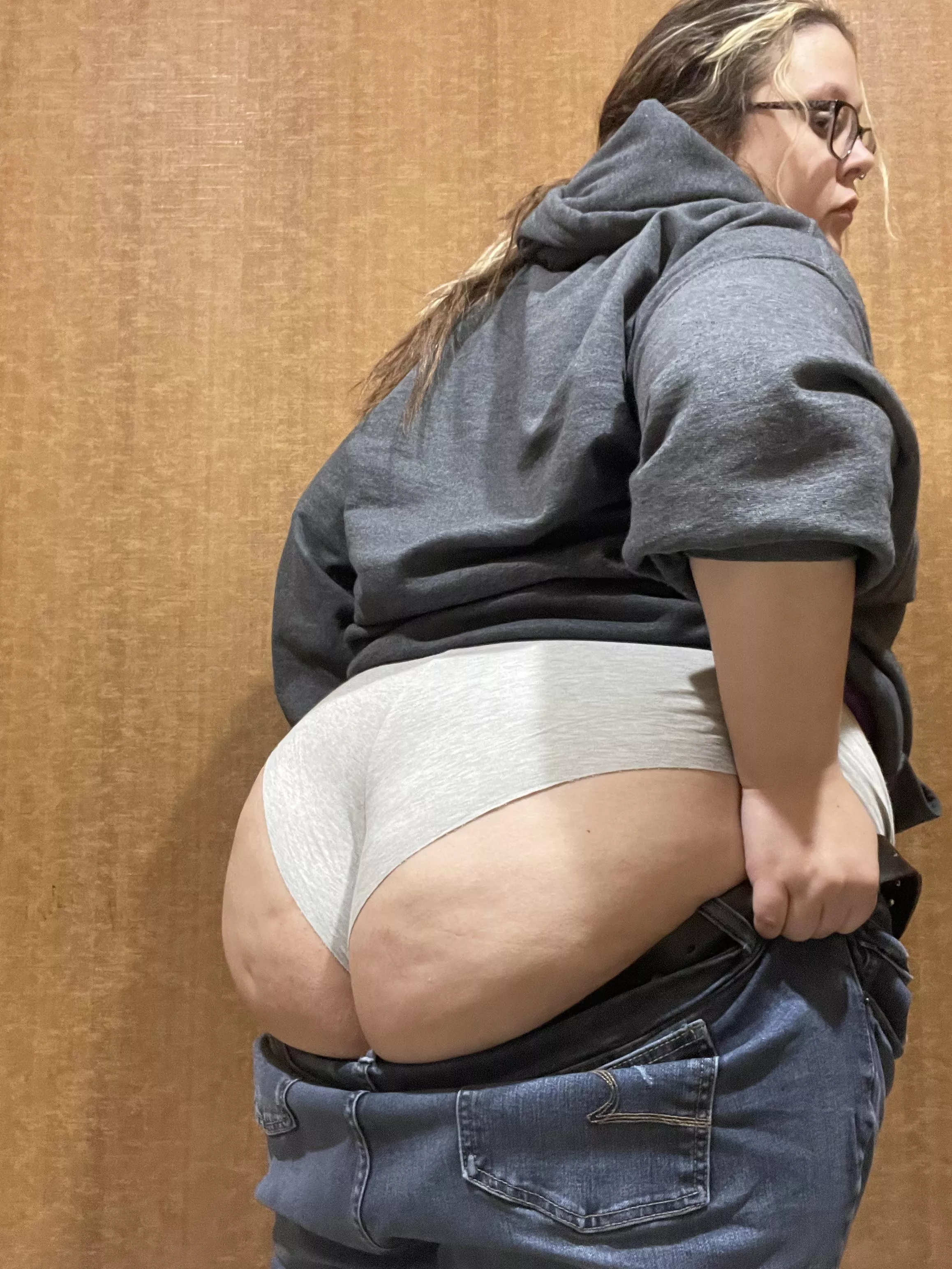 Ass so fat these jeans don’t wanna come up