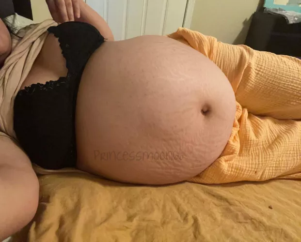 Big stuffed pregnant belly 🤰🏻 Drain your wallet for your greedy Feedee preggo girl 🤰🏻😁
