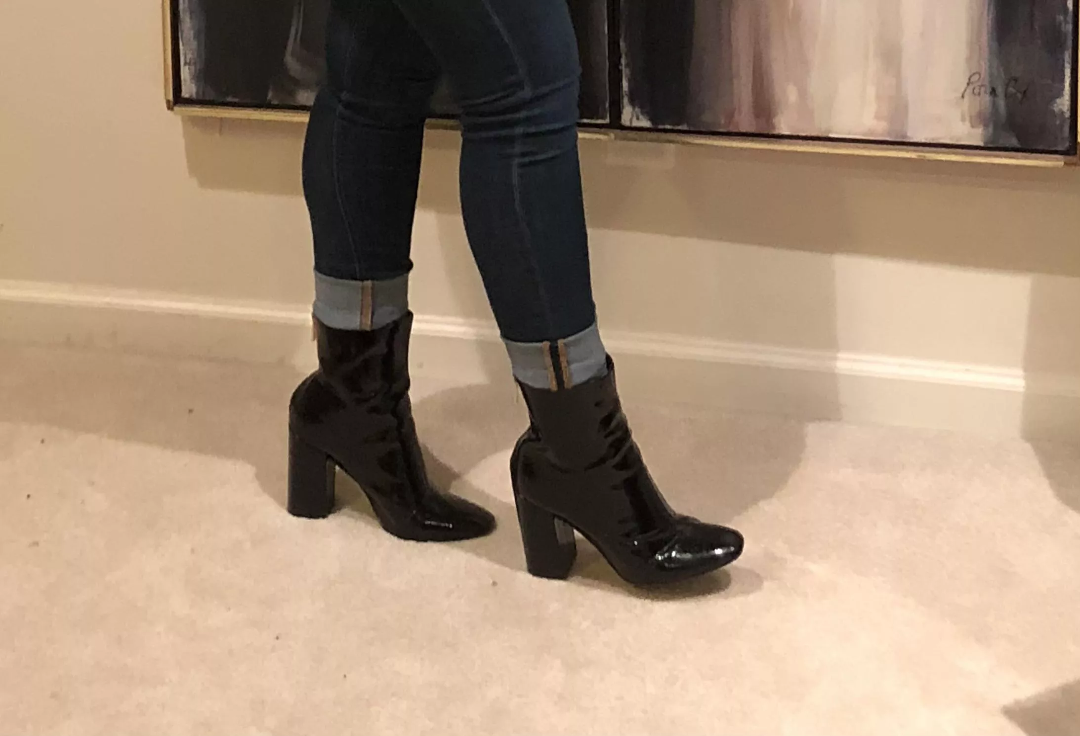 College 19y girl goes to class looking cute