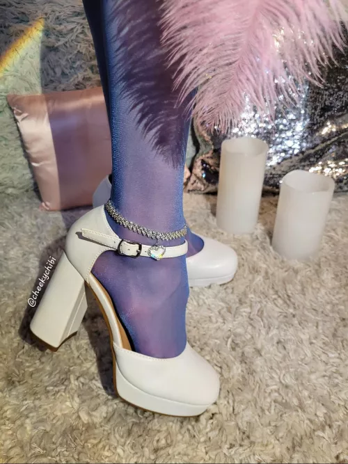 Heels and nylons 💖