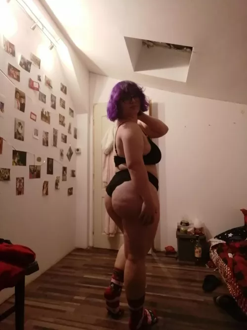 I shake this while you jerk that fat cock