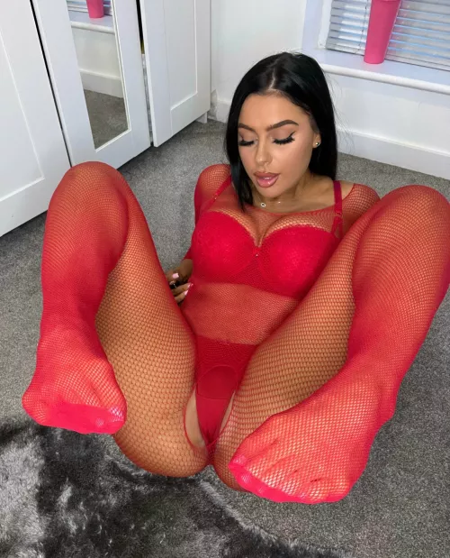 Juicy tits and succulent soles 🤤