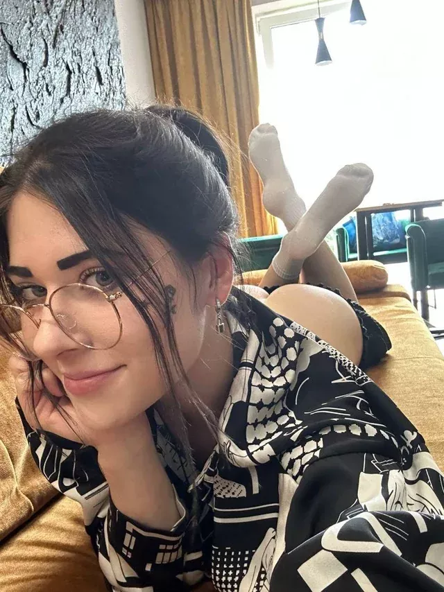 Purebred brunette - the whole body is natural