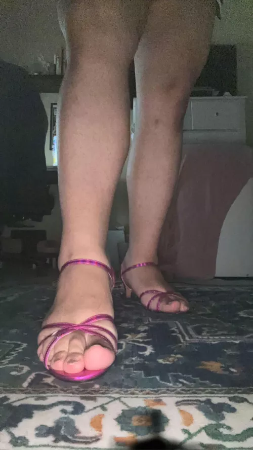 Suck on mommy’s toes 💜 I need a good boy to worship my feet.