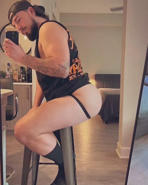 tatted daddy with a fat ass 🥩