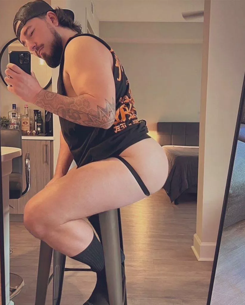 tatted daddy with a fat ass 🥩