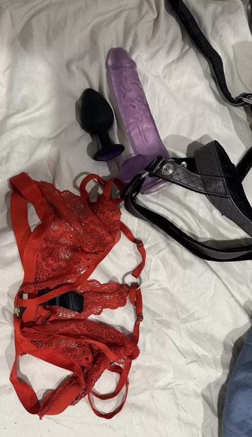 What I’m wearing and using to rearrange my boyfriend’s insides tonight 🍑