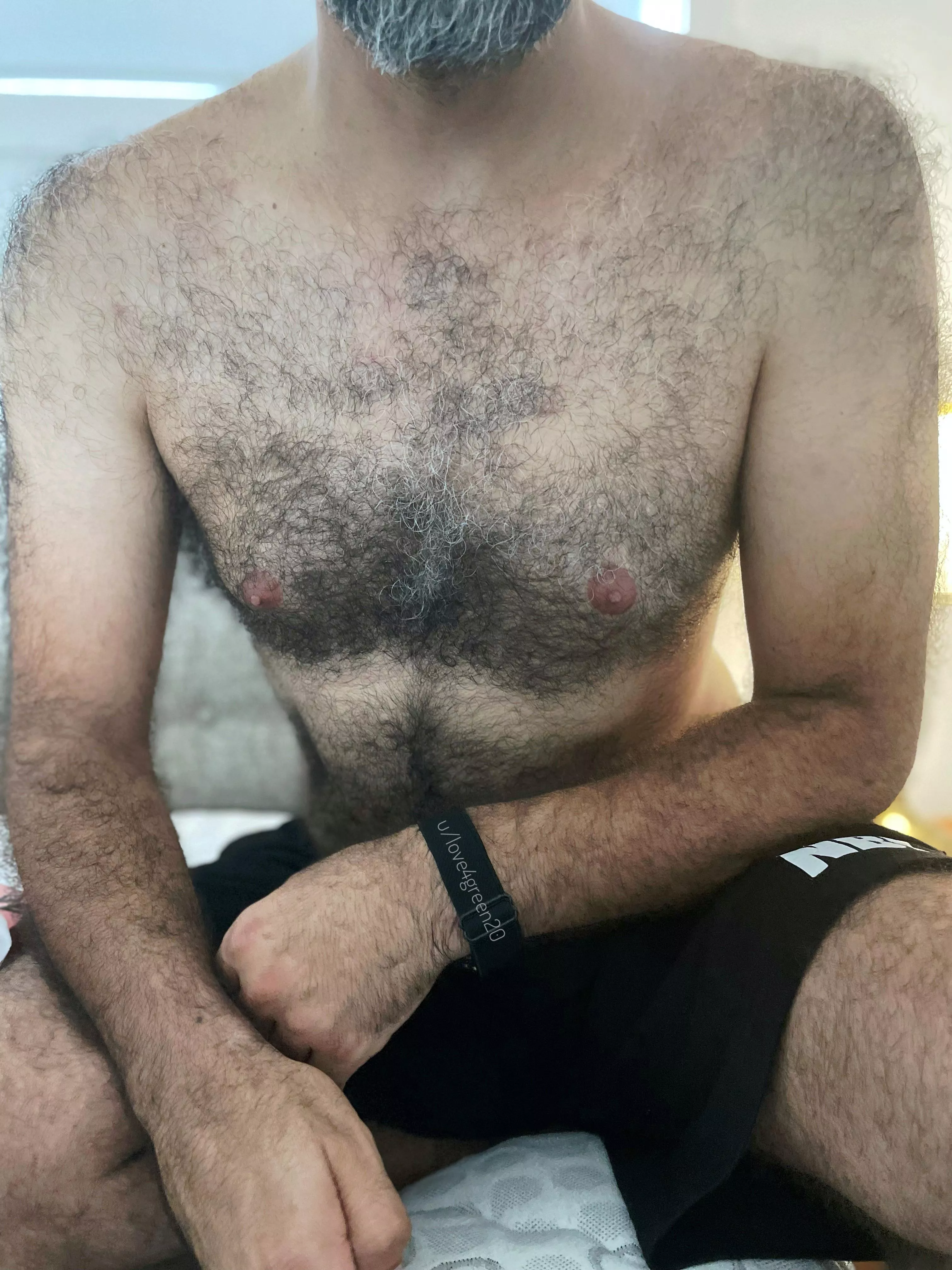 Wide dad shoulders, salt and pepper soft hair, and fresh linen about to be fitted… what else would you need?