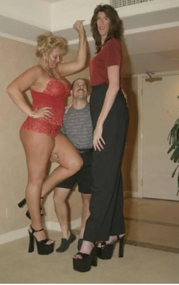 6’3 bunny glamazon being dwarfed by 6’9 kat McIntyre 2
