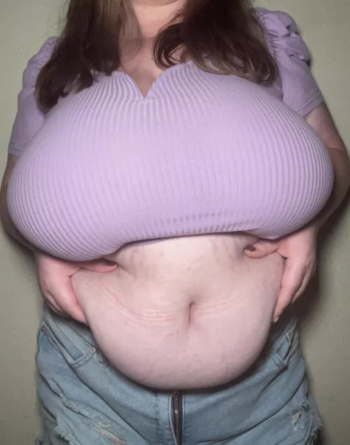 I love grabbing my growing belly 😍🐷