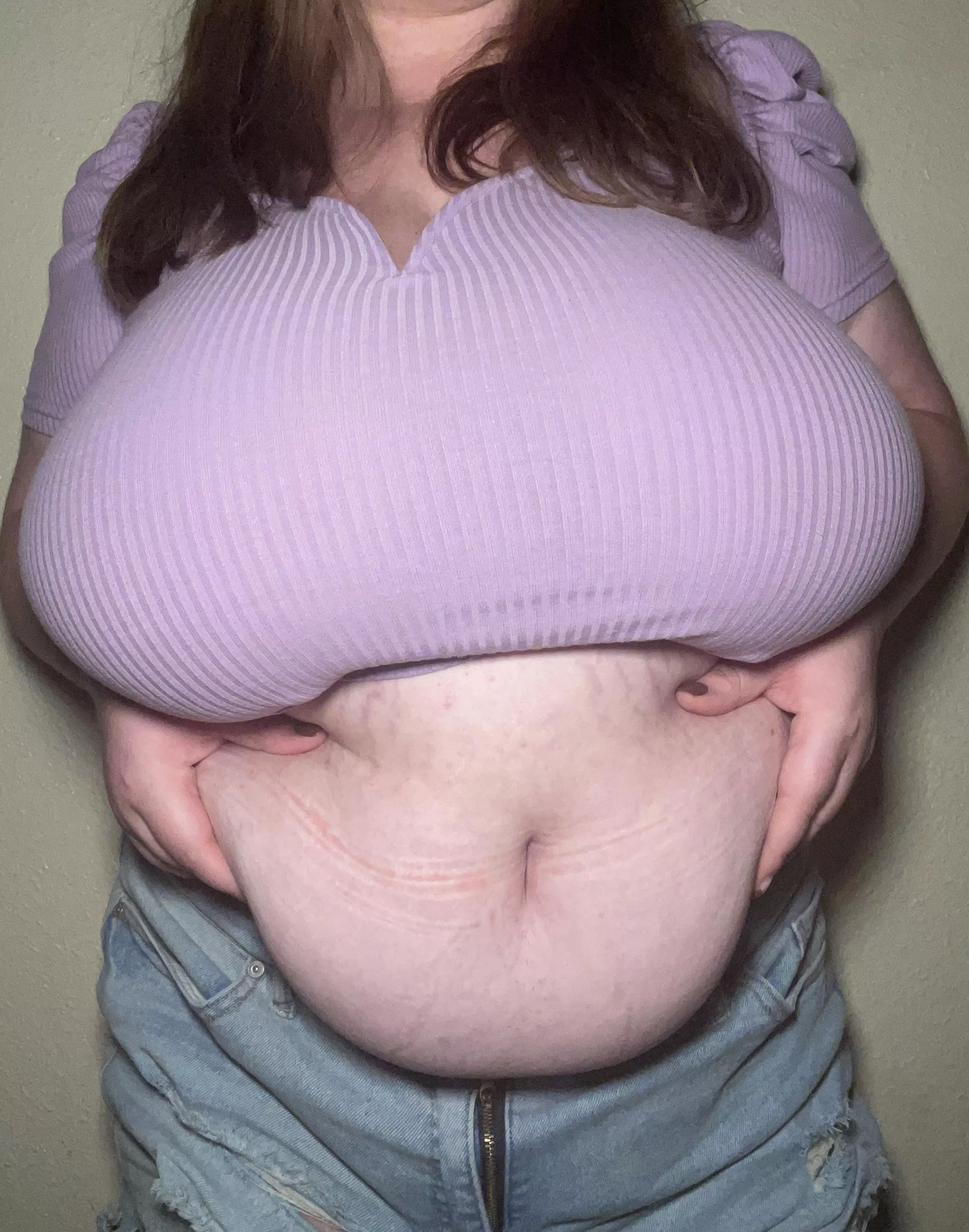 I love grabbing my growing belly 😍🐷