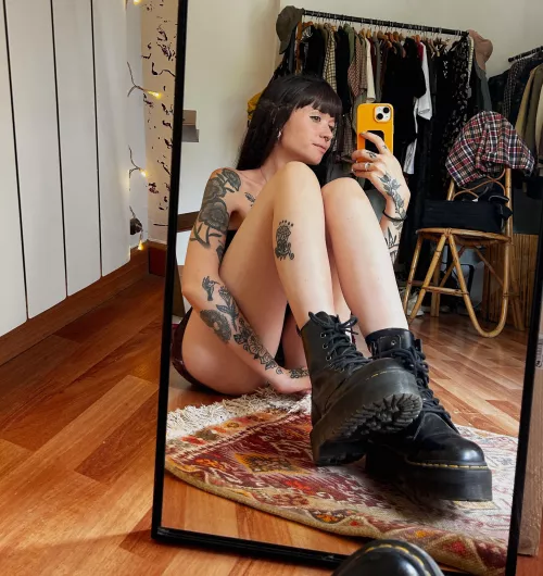 Small girl is waiting for you❤️