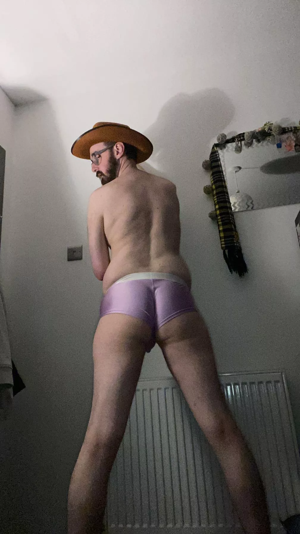 Let this ass ride your cock like a cowboy😈