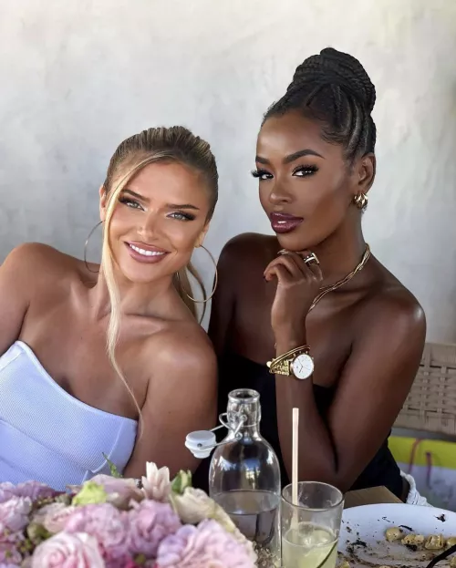 At the Table 🌸💐🧁