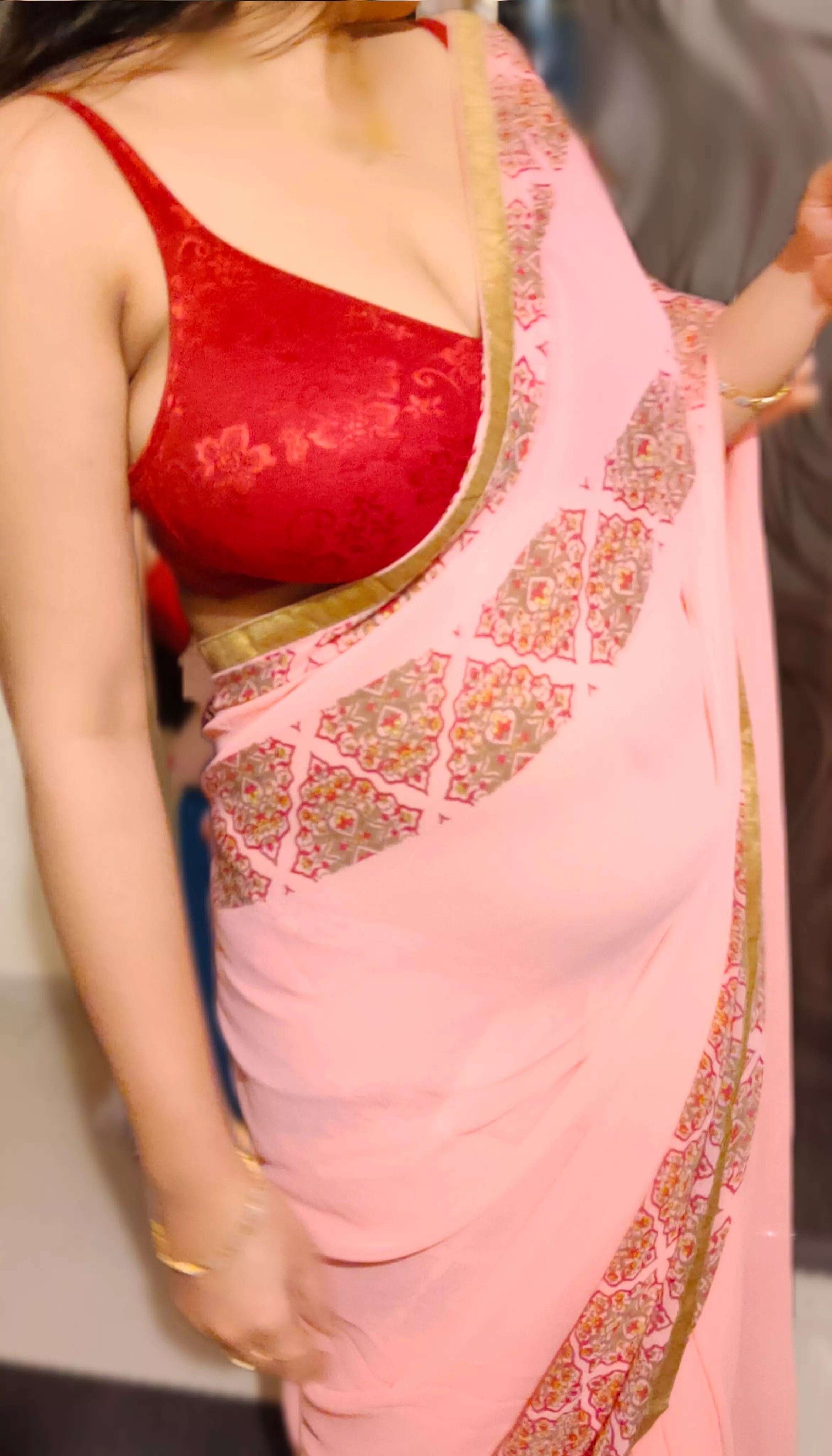 I usually adjust my pallu this way when i catch horny men staring at it(•)(•)