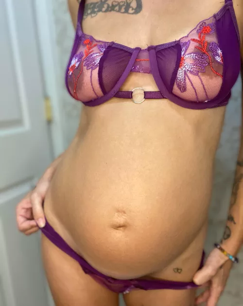 I’m loving my pregnant body! 😍