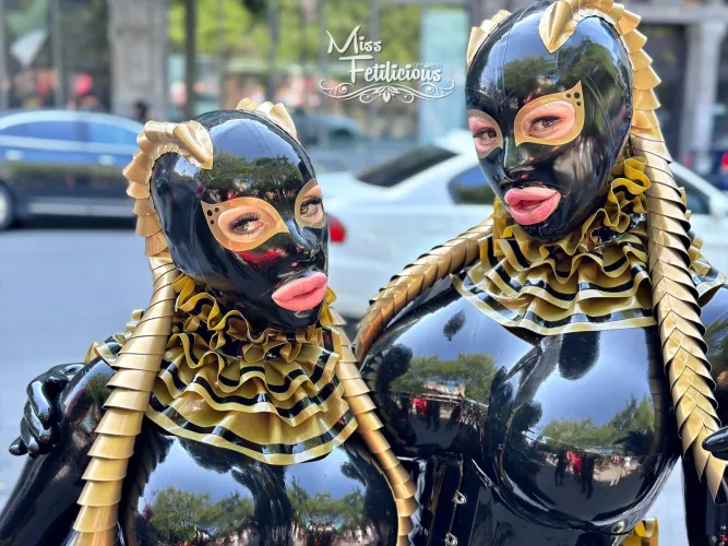 Lola Noir and me wearing our brand new Feitico hoods for the first time during the Montreal Fetish Weekend photo walk. 🤎🖤