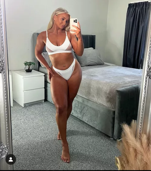 Those chav thighs...