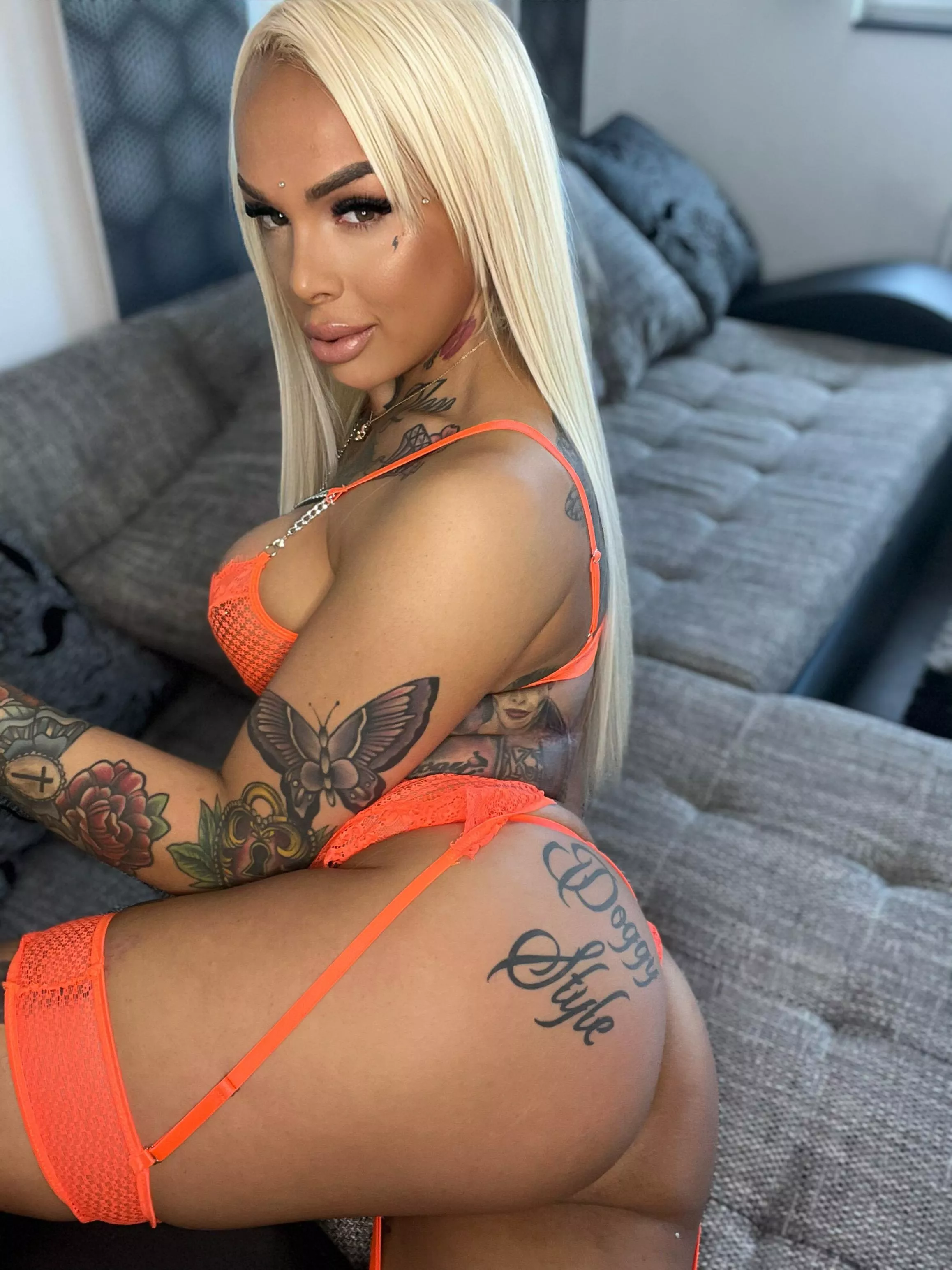 What would you do first, eat my ass or suck my tits? 😋