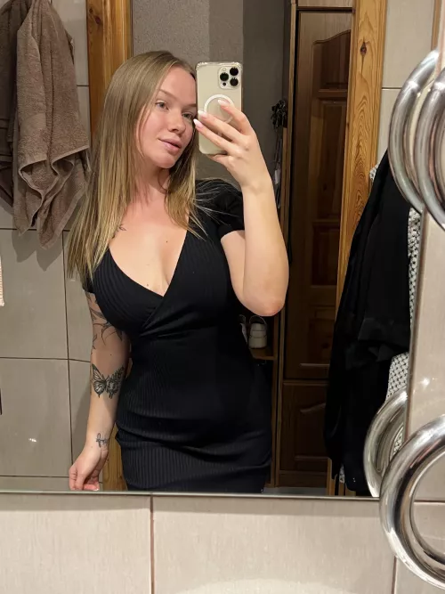 A little cleavage in this dress 🖤