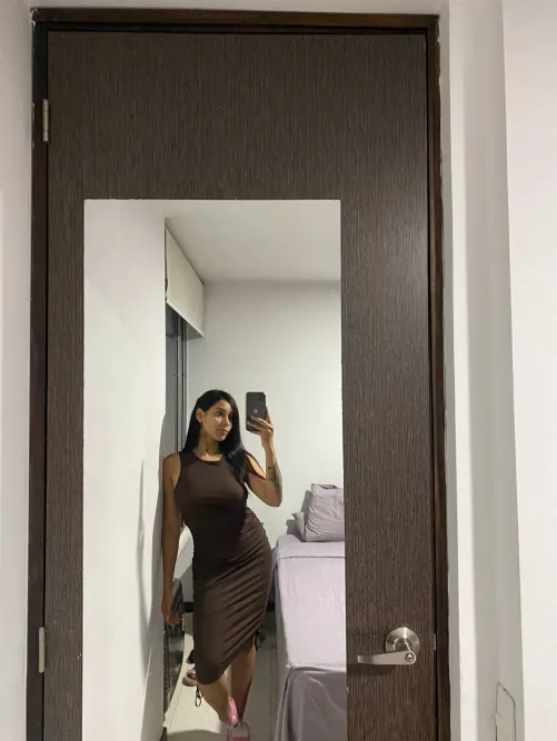 Brunette Princess is missing a King