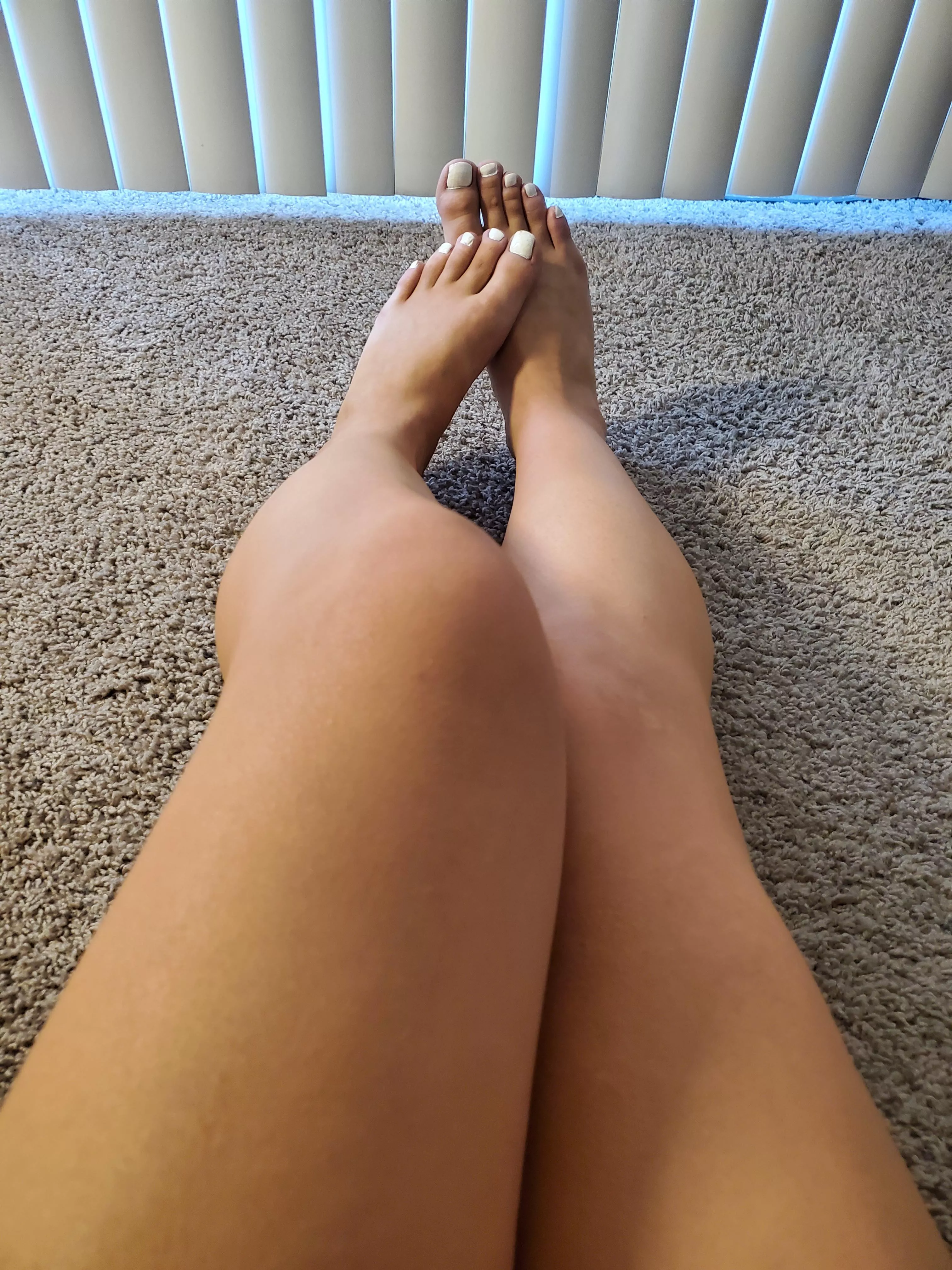 Cute legs and toes 😍