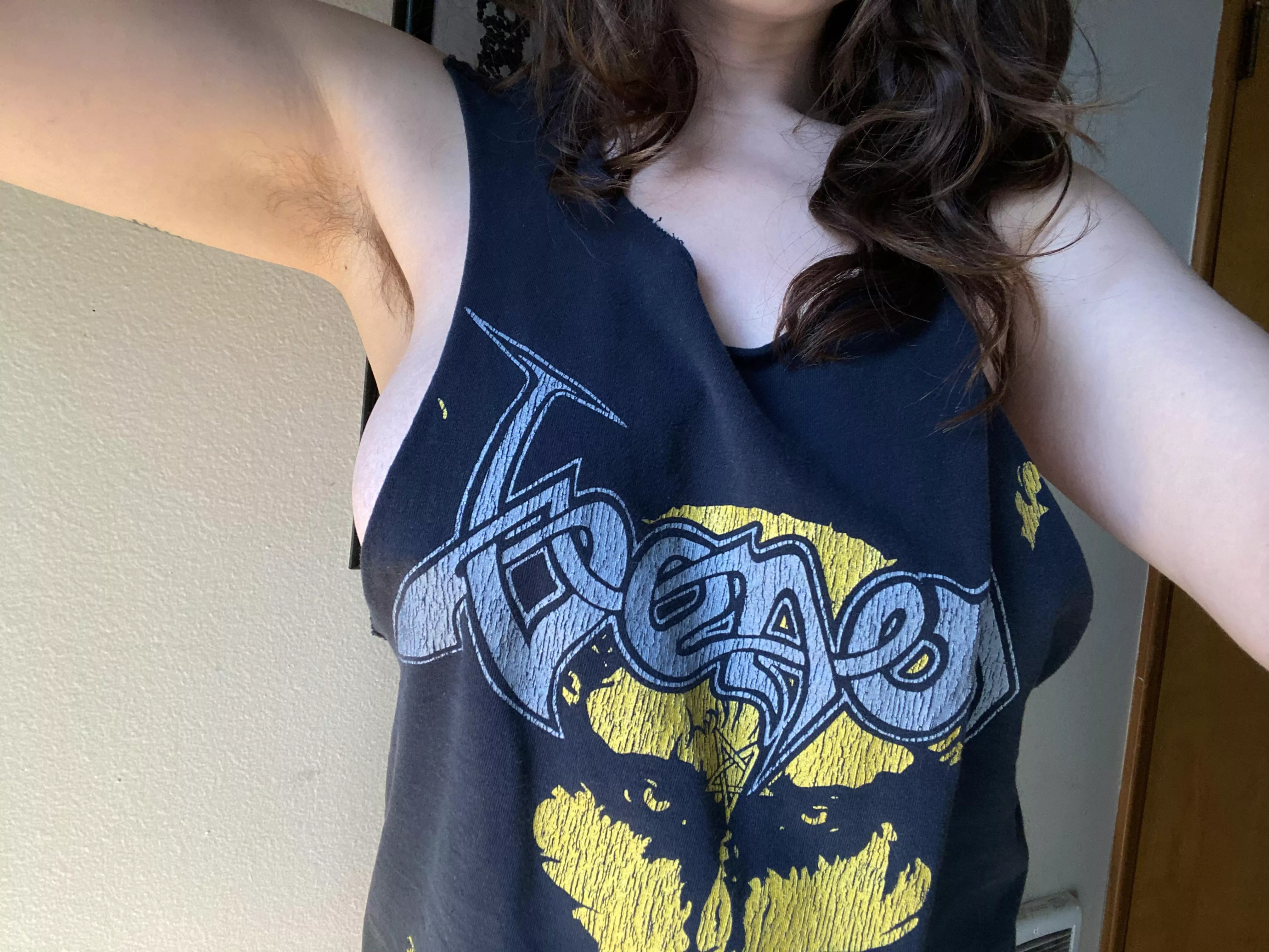 Hope you don’t mind a little pit hair and side boob with your braless