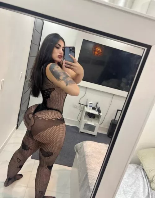 I wanna rip off that fishnet 😩