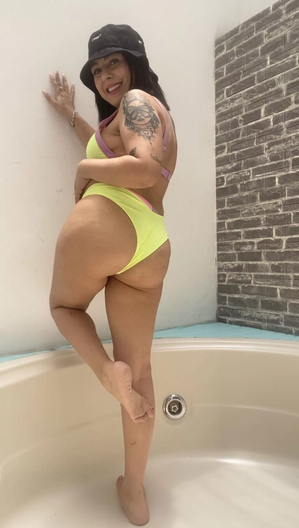 Is Mommys juicy booty creampie worthy