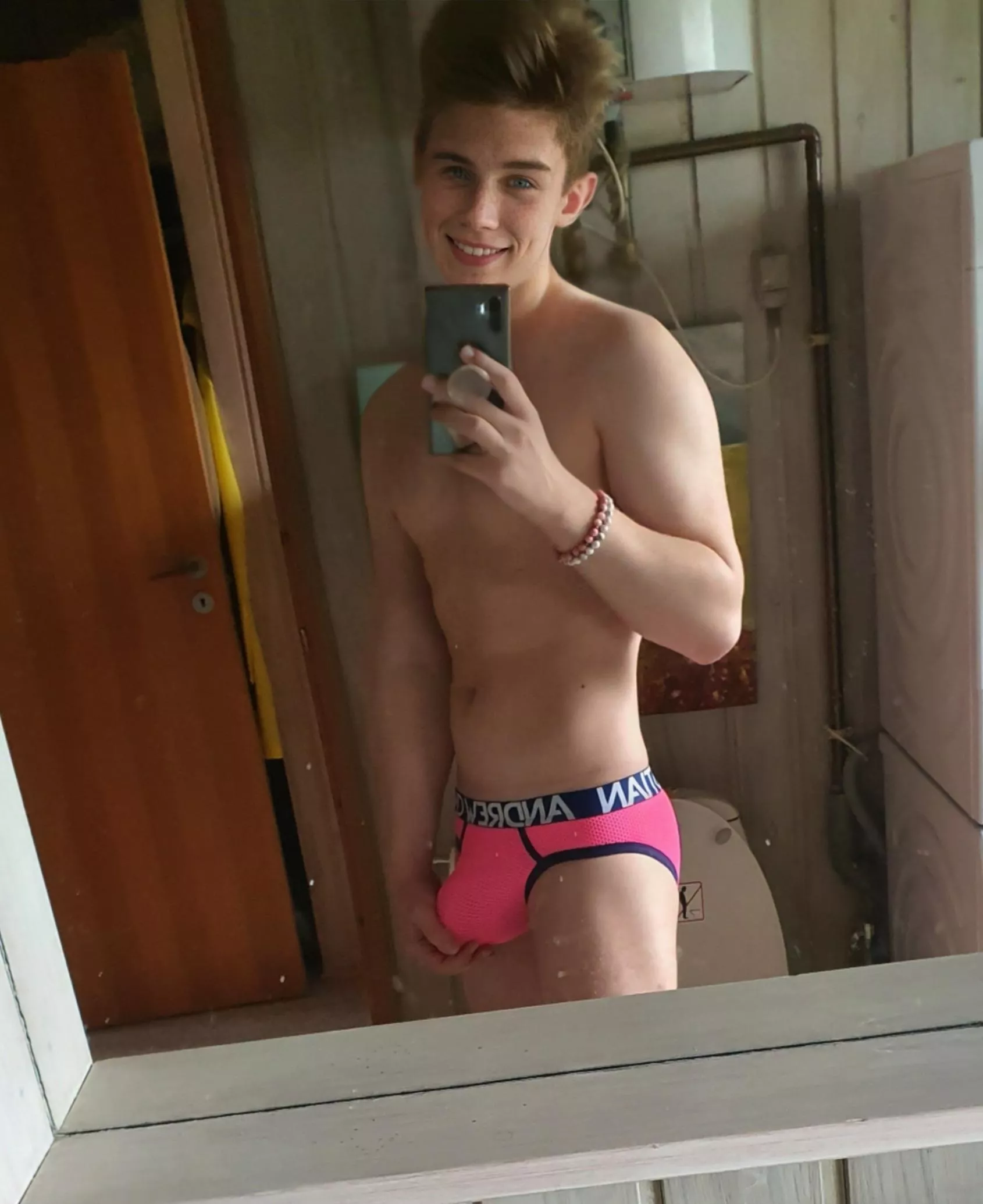 It's not the best pic, but i think my bulge looks huge 🙈😝