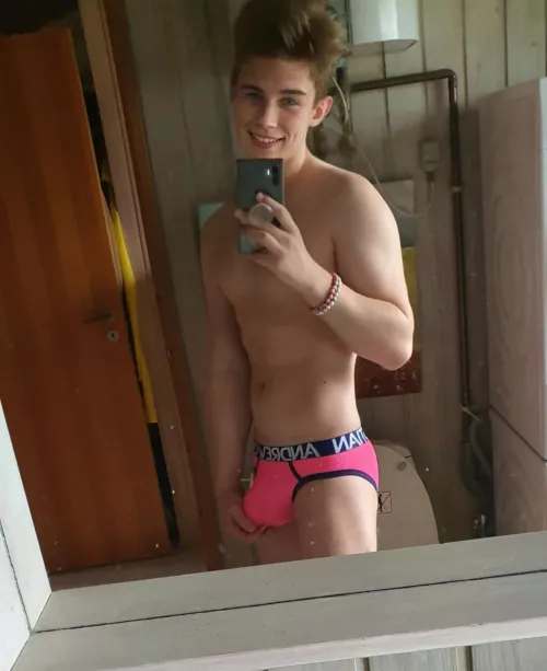 It's not the best pic, but i think my bulge looks huge 🙈😝