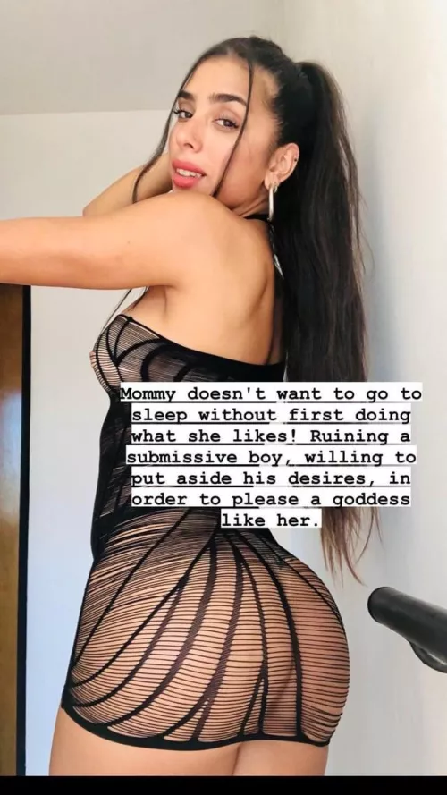 Mommy doesn’t want to go to sleep without first doing what she likes! Ruining a submissive boy, willing to put aside his desires, in order to please a goddess like her.
