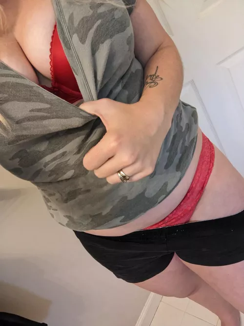 Sneaking you a peek of my curves before I go back to milf responsibilities