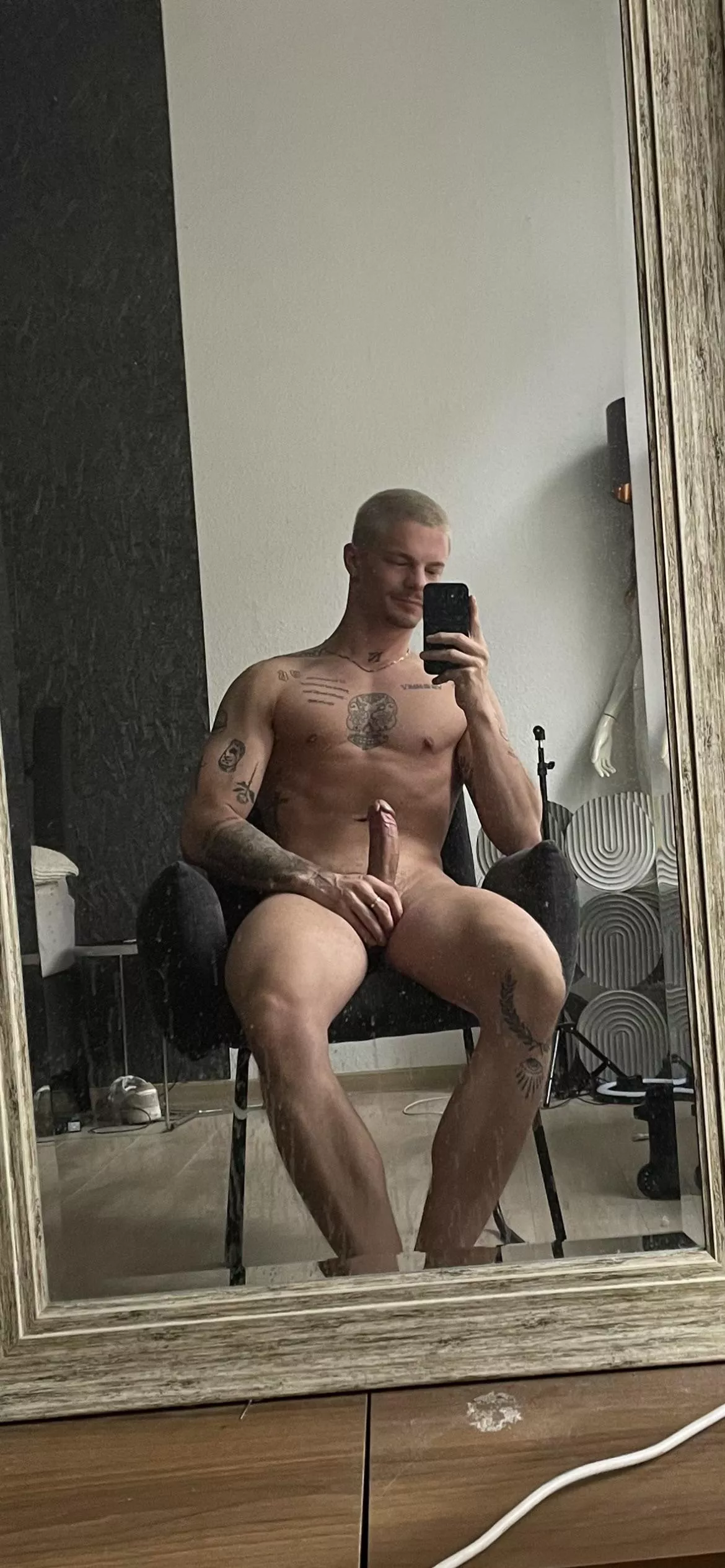 Who cleans me and my mirror? 💦